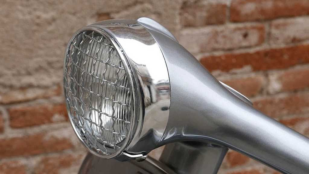 Cận cảnh đèn pha đậm chất cổ điển của xe.