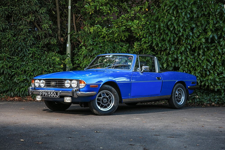 Trong “Diamonds Are Forever” năm 1971, điệp viên James Bond đã mượn một chiếc Triumph Stag. Đây là một trong những mẫu xe cổ điển phổ biến nhất của Anh Quốc. Hiện tại, nếu muốn có thể tìm thấy một phiên bản xe này ở giá từ 8000 USD – 11.00 USD.