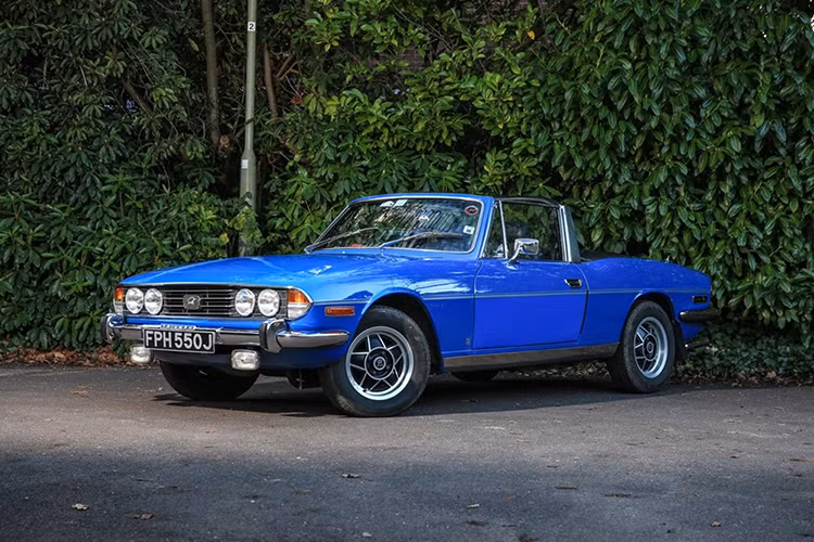 Trong “Diamonds Are Forever” năm 1971, điệp viên James Bond đã mượn một chiếc Triumph Stag. Đây là một trong những mẫu xe cổ điển phổ biến nhất của Anh Quốc. Hiện tại, nếu muốn có thể tìm thấy một phiên bản xe này ở giá từ 8000 USD – 11.00 USD.