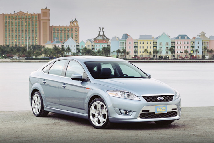 Trong phần phim “Casino Royale” năm 2006 khi một mẫu Ford Mondeo lăn bánh vào khung hình, người xem có lẽ không khó để nhận ra màu sắc quảng cáo. Tuy nhiên, chiếc Mondeo 2.5 Titanium 2008 cũ hiện nay có giá khá mềm chỉ rơi vào 200 - 300 triệu ngay tại Việt Nam.