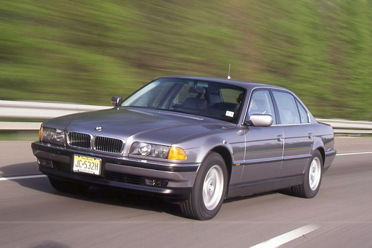 Bên cạnh những mẫu BMW hàng thửa cho 007 sử dụng, cũng có những mẫu xe bình dân hơn là mẫu BMW 750iL trong “Tomorrow Never Dies” năm 1997, với mức giá khoảng hơn 9.000 USD ngày nay ở Anh Quốc và khoảng 7.000 USD ở Mỹ.