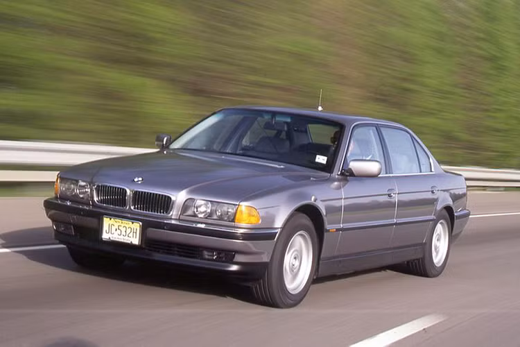 Bên cạnh những mẫu BMW hàng thửa cho 007 sử dụng, cũng có những mẫu xe bình dân hơn là mẫu BMW 750iL trong “Tomorrow Never Dies” năm 1997, với mức giá khoảng hơn 9.000 USD ngày nay ở Anh Quốc và khoảng 7.000 USD ở Mỹ.