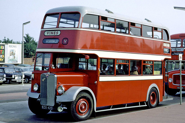 Cuối cùng trong danh sách ngày hôm nay là chiếc siêu xe bus hai tầng mà nam diễn viên Roger Moore đã từng lái trong phần phim “Live and let Die” năm 1973. Đây là một mẫu AEC Regent RT Type. Những mẫu xe nát như trong phim chỉ có giá vài nghìn USD.