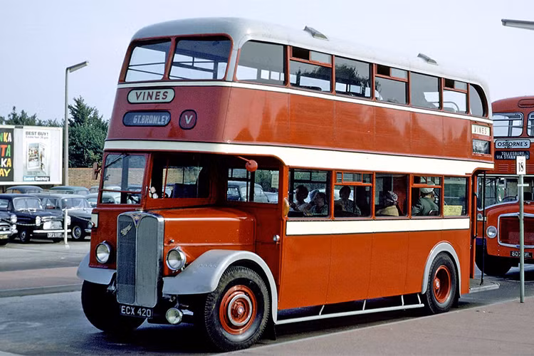 Cuối cùng trong danh sách ngày hôm nay là chiếc siêu xe bus hai tầng mà nam diễn viên Roger Moore đã từng lái trong phần phim “Live and let Die” năm 1973. Đây là một mẫu AEC Regent RT Type. Những mẫu xe nát như trong phim chỉ có giá vài nghìn USD.