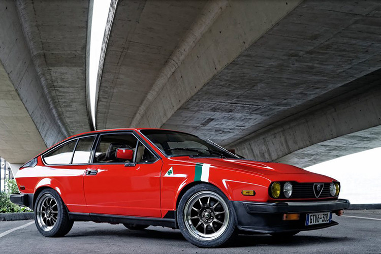 Hai mẫu Alfa Romeo 159 và 156 có góp mặt trong phần phim “Quantum of Solace” năm 2008. Trước đó, trong phần phim “Octopussy” năm 1983, một chiếc Alfa Romeo GTV6 đã xuất hiện cùng diễn viên Roger Moore. Giá cho một mẫu GTV6 cũ từ thập niên 80 rơi vào 7.800 USD ở Anh Quốc, và từ 10.000 trở lên ở Mỹ.