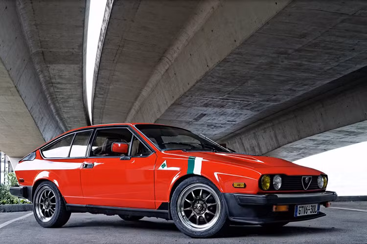 Hai mẫu Alfa Romeo 159 và 156 có góp mặt trong phần phim “Quantum of Solace” năm 2008. Trước đó, trong phần phim “Octopussy” năm 1983, một chiếc Alfa Romeo GTV6 đã xuất hiện cùng diễn viên Roger Moore. Giá cho một mẫu GTV6 cũ từ thập niên 80 rơi vào 7.800 USD ở Anh Quốc, và từ 10.000 trở lên ở Mỹ.