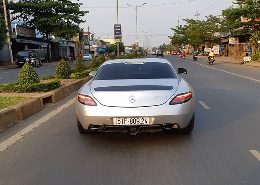 Dòng siêu xe cửa cánh chim Mercedes-Benz SLS AMG này vốn dĩ đã được hãng xe sang Đức cho ngừng sản xuất từ khoảng 2014 để thay thế bằng dòng sản phẩm AMG GT.