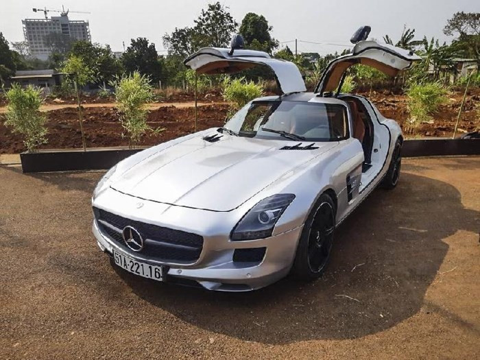 Đây là chiếc Mercedes-Benz SLS AMG đầu tiên của vị đại gia này. Xe sở hữu ngoại thất màu bạc và bộ mâm đen huyền bí rất ấn tượng.