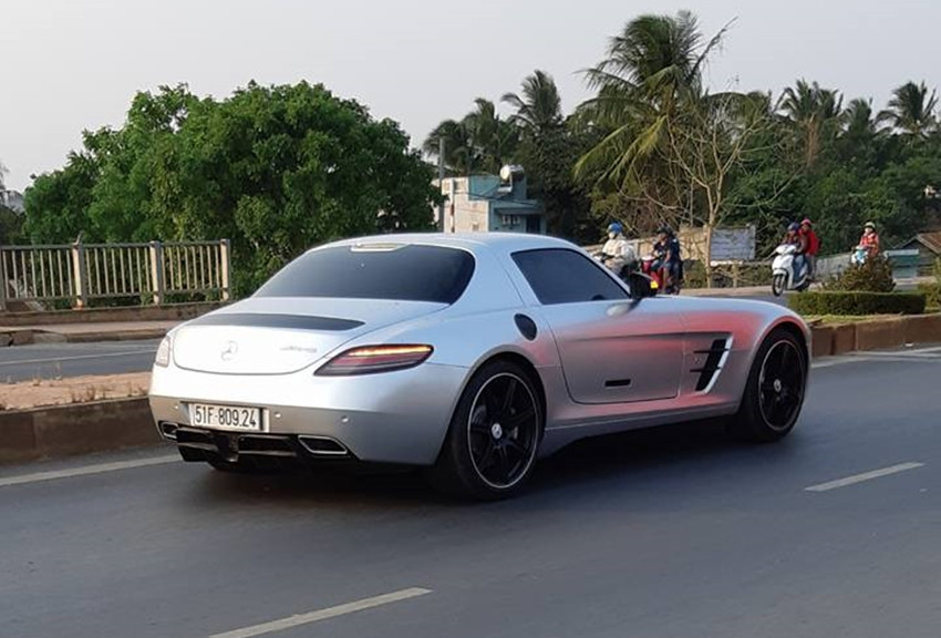 Mercedes-Benz SLS AMG được trang bị động cơ V8, dung tích 6.2 lít, sản sinh công suất tối đa 563 mã lực và mô-men xoắn cực đại 650 Nm. Động cơ kết hợp với hộp số ly hợp kép thể thao 7 cấp. Nhờ đó, siêu xe cửa cánh chim có thể tăng tốc từ 0-100 km/h trong 3,4 giây trước khi đạt vận tốc tối đa 328 km/h.
