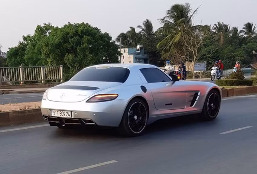 Mercedes-Benz SLS AMG được trang bị động cơ V8, dung tích 6.2 lít, sản sinh công suất tối đa 563 mã lực và mô-men xoắn cực đại 650 Nm. Động cơ kết hợp với hộp số ly hợp kép thể thao 7 cấp. Nhờ đó, siêu xe cửa cánh chim có thể tăng tốc từ 0-100 km/h trong 3,4 giây trước khi đạt vận tốc tối đa 328 km/h.