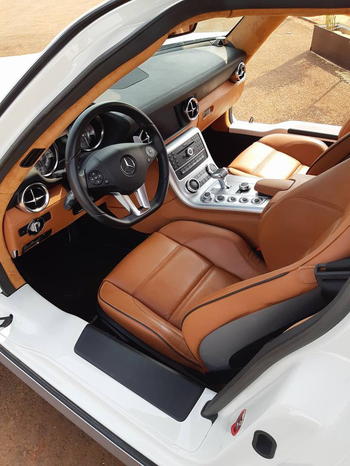 Nội thất bên trong chiếc đầu tiên có màu nâu bò.