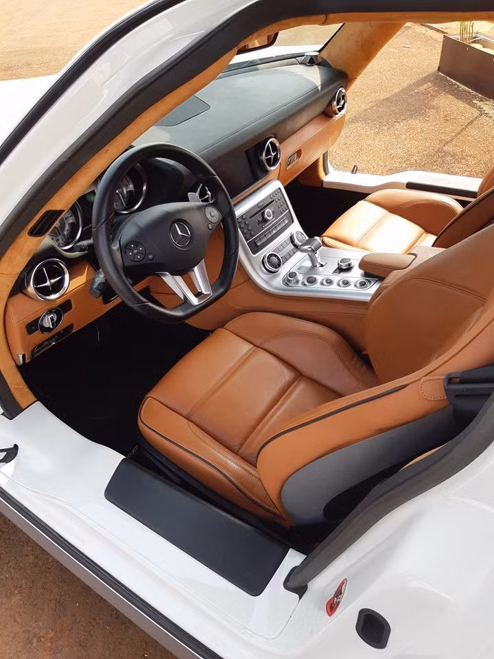 Nội thất bên trong chiếc đầu tiên có màu nâu bò.