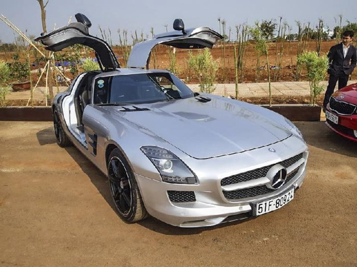 Chiếc thứ hai cũng đồng màu với chiếc thứ nhất. Chiếc Mercedes-Benz SLS AMG thứ 2 của Đặng Lê Nguyên Vũ được mua lại từ một công ty nhập khẩu tư nhân tại quận 5, TP HCM với mức giá là 11,8 tỷ đồng.