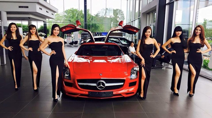 Được biết, ban đầu chiếc xe Mercedes-Benz SLS AMG thứ hai của Đặng Lê Nguyên Vũ có ngoại thất màu đỏ. Tuy nhiên sau khi mua về, vị đại gia mê siêu xe này đã đổi màu áo bạc như chiếc ban đầu ông sở hữu.