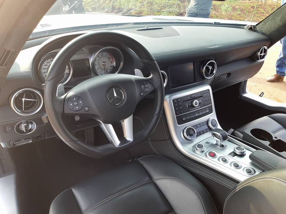 Siêu xe Mercedes-Benz SLS AMG thứ 2 nằm trong bộ sưu tập xe "khủng" của Đặng Lê Nguyên Vũ có nội thất màu đen. Ảnh: Ngọc Hóa.