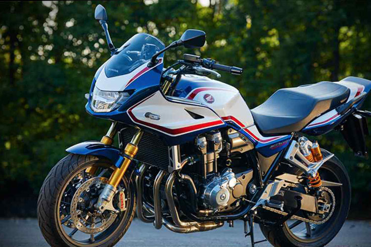 Về động cơ, hai mẫu xe đều có dạng 4 xi-lanh thẳng hàng nạp khí tự nhiên DOHC 16 van 1.284cc với công nghệ phun xăng điện tử PGM-FI, làm mát bằng chất lỏng.