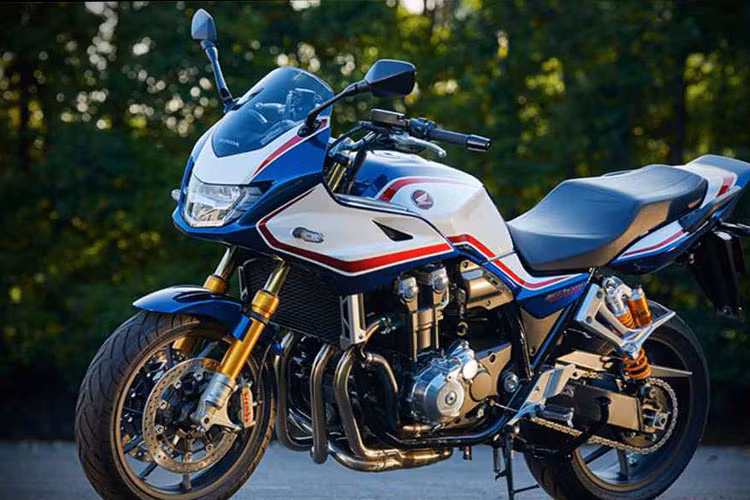 Về động cơ, hai mẫu xe đều có dạng 4 xi-lanh thẳng hàng nạp khí tự nhiên DOHC 16 van 1.284cc với công nghệ phun xăng điện tử PGM-FI, làm mát bằng chất lỏng.