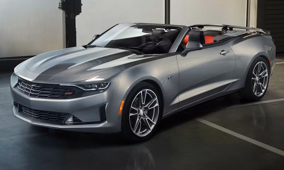 Chevrolet hiện chưa công bố giá bán Chevrolet Camaro 2019, xe sẽ được bán ra với các phiên bản: 1LE, LS, LT, SS và RS. Dự kiến, xe sẽ chính thức có mặt tại các đại lý tại Mỹ vào cuối năm nay.