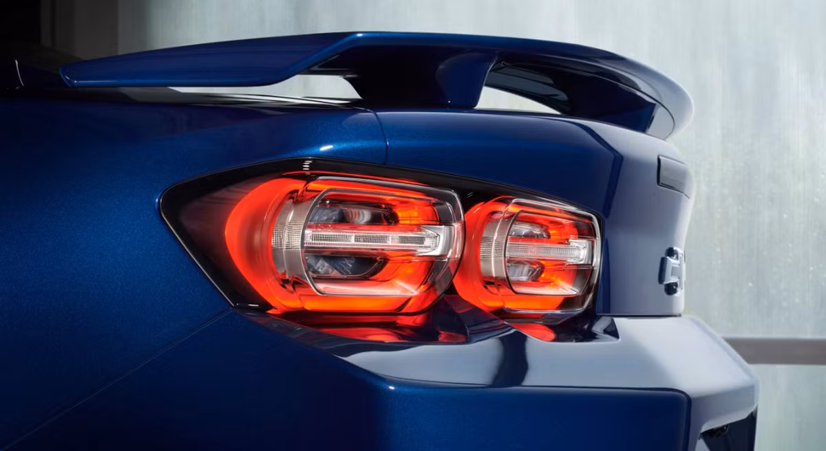 Cận cảnh đèn hậu thiết kế mới, khác biệt của mẫu xe cơ bắp Chevrolet Camaro phiên bản 2019.