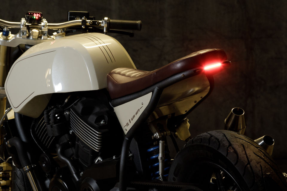 Tấm chắn bên hông, thanh cản va chạm, tấm chắn bùn và hộp ắc quy đều được làm bằng tay.Thợ độ còn thay mới toàn sườn khung phụ bằng một bộ mới do ông tự làm với sự trợ giúp từ máy uốn kim loại và máy cắt khía, dụng cụ hàn TIG. Tiếp theo, tạo vết khía hình chữ V trên khung và thiết kế lại phần đèn LED hậu.