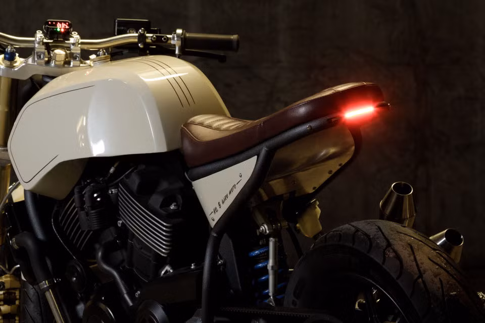 Tấm chắn bên hông, thanh cản va chạm, tấm chắn bùn và hộp ắc quy đều được làm bằng tay.Thợ độ còn thay mới toàn sườn khung phụ bằng một bộ mới do ông tự làm với sự trợ giúp từ máy uốn kim loại và máy cắt khía, dụng cụ hàn TIG. Tiếp theo, tạo vết khía hình chữ V trên khung và thiết kế lại phần đèn LED hậu.