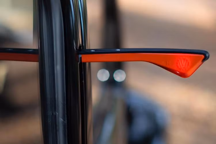 Kính xe thiết kế nhỏ, lạ mắt.