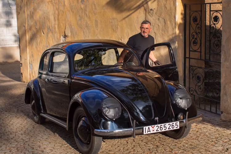 Ondrej Brom, nhà sưu tầm xe Volkswagen Beetle cổ chính là người đã tìm thấy siêu phẩm đình đám này. Anh phải mất 9 năm để huy động tiền mua lại và phục chế chiếc xe.