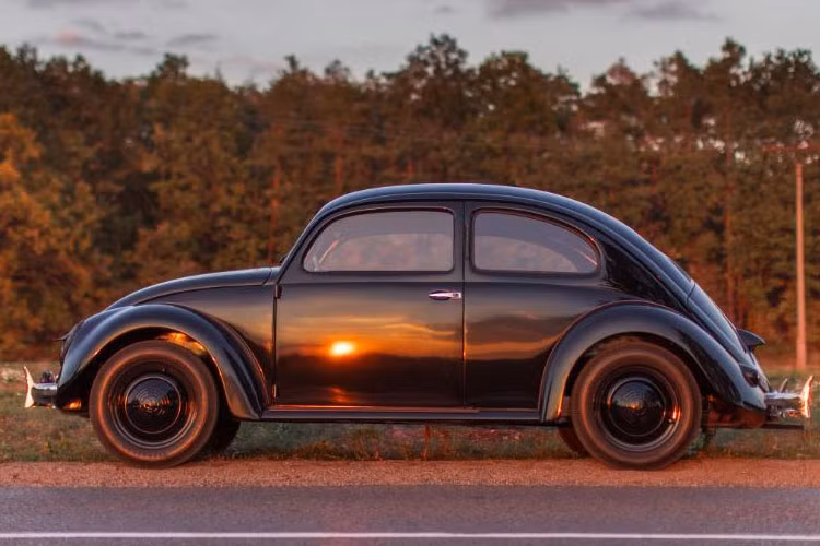 Sau 6 năm kể từ khi nhà phục chế người Ba Lan Jacek Krajewski bắt tay vào phục chế chiếc xe, Type 60 lột xác màu sơn đen bóng sang trọng, lịch lãm.