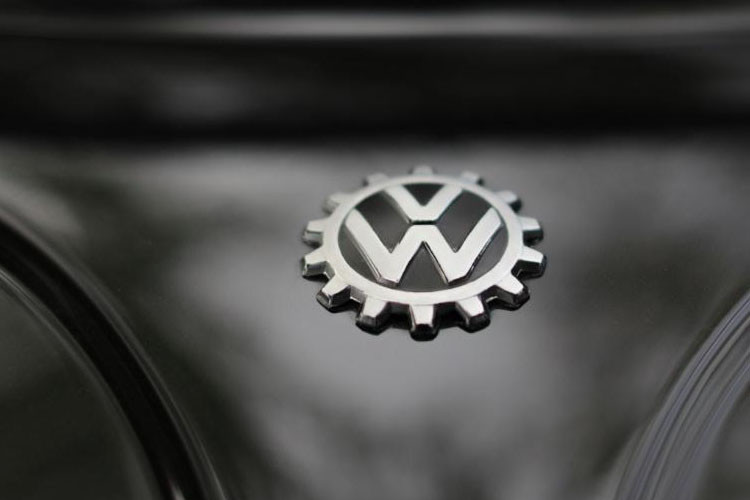 Logo thương hiệu xe Volkswagen được in khá nổi bật ở phía sau.