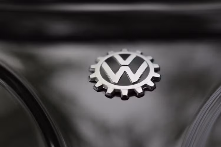 Logo thương hiệu xe Volkswagen được in khá nổi bật ở phía sau.