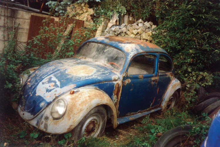 Và... đây chính là chiếc Volkswagen Beetle nguyên bản đó được tìm thấy năm 1988 trong tình trạng gần như "sắt vụn". Được biết, thực chất chiếc xe này có tên KdF-wagen Type 60 1941, được phát triển trước Thế chiến II và có thiết kế giống Beetle.