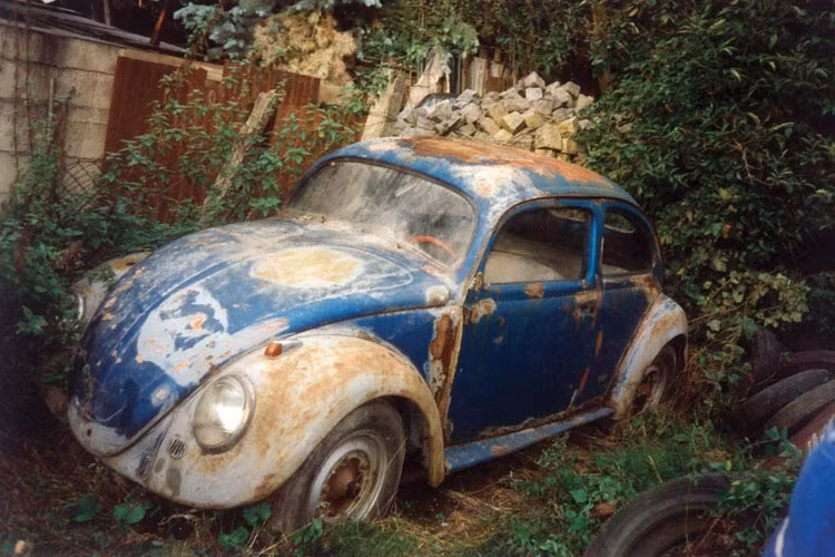 Và... đây chính là chiếc Volkswagen Beetle nguyên bản đó được tìm thấy năm 1988 trong tình trạng gần như "sắt vụn". Được biết, thực chất chiếc xe này có tên KdF-wagen Type 60 1941, được phát triển trước Thế chiến II và có thiết kế giống Beetle.