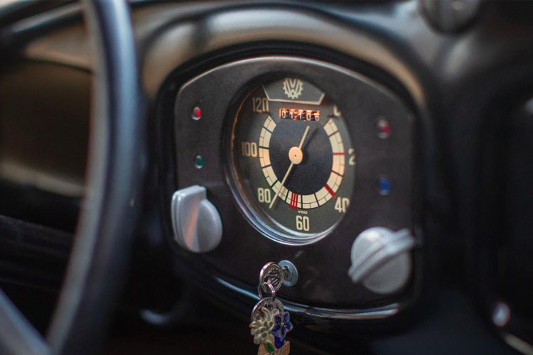 Đồng hồ thông số vẫn được giữ lại và ở mức 1.106 dặm. Sau khi loại bỏ lớp sơn cũ, chụp X-quang và rửa xe bằng hoá chất của cảnh sát, khung xe bên trong đã lộ ra với số khung #20.