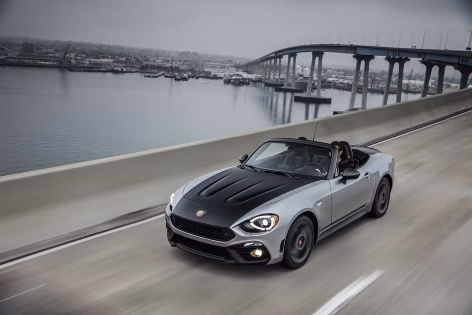 Fiat 124 Spider sử dụng động cơ tăng áp 1,4 lít của Fiat thay vì động cơ hút khí tự nhiên của Mazda. Khối động cơ này cho công suất 160 mã lực trên bản 124 Classica, còn phiên bản Fiat 124 Abarth là 164 mã lực, tốc độ tối đa 214 km/h.