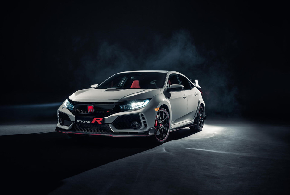 Honda Civic Type R là một trong những mẫu hatchback dẫn động cầu trước tốt nhất thế giới hiện nay chính là Honda Civic Type R. Xe trang bị động cơ 4 xy-lanh 2,0 lít tăng áp, công suất 306 mã lực. Mẫu xe này có giá bán khoảng 35.595 USD (khoảng 827,9 triệu đồng.