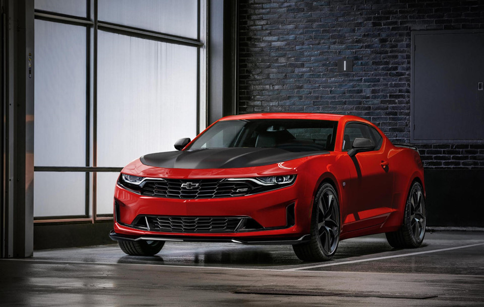 Xe cơ bắp Chevrolet Camaro cung cấp 2 phiên bản động cơ khác nhau, tất cả đều có tùy chọn hộp số sàn 6 cấp, động cơ 2,0 lít tăng áp có công suất 275 mã lực và động cơ V6 3,6 lít công suất 335 mã lực. Mức giá khởi điểm của Chevrolet Camaro là 26.900 USD.