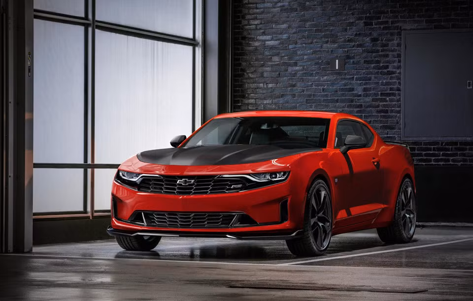 Xe cơ bắp Chevrolet Camaro cung cấp 2 phiên bản động cơ khác nhau, tất cả đều có tùy chọn hộp số sàn 6 cấp, động cơ 2,0 lít tăng áp có công suất 275 mã lực và động cơ V6 3,6 lít công suất 335 mã lực. Mức giá khởi điểm của Chevrolet Camaro là 26.900 USD.