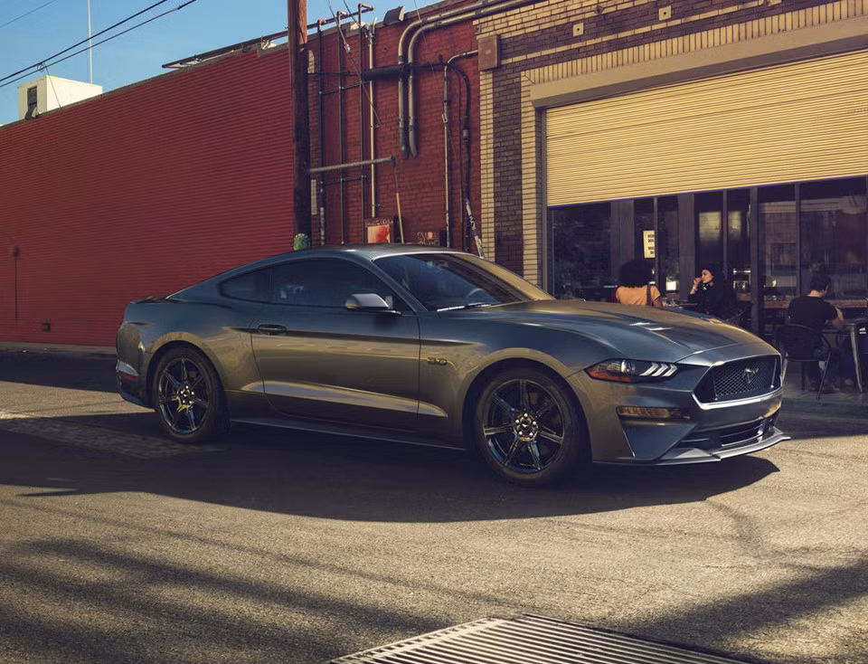 Phiên bản Ford Mustang giá rẻ nhất trang bị động cơ tăng áp EcoBoost 4 xy-lanh 2,3 lít, cho công suất 310 mã lực, kết hợp cùng hộp số sàn 6 cấp và giá bán 26.675 USD.