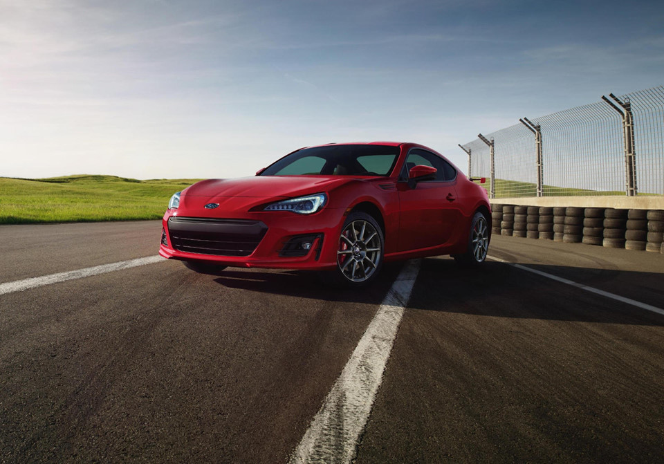 Mẫu xe Subaru BRZ trang bị động cơ boxer 2,0 lít, công suất 205 mã lực. Xe sở hữu thiết kế thể thao cá tính và có giá từ 26.455 USD.