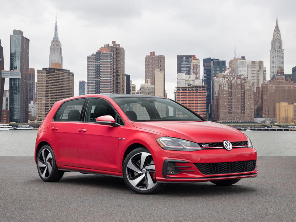Một trong những mẫu xe hiệu suất cao khá được ưa chuộng hiện nay đó là Volkswagen Golf GTI. Xe được trang bị động cơ tăng áp 2,0 lít có công suất 220 mã lực, mô-men xoắn cực đại 350 Nm đi kèm cùng hộp số sàn 6 cấp. Golf GTI Autobahn giá 35.070 USD được trang bị nhiều nâng cấp đặc biệt, trong khi bản tiêu chuẩn chỉ có giá 26.415 USD.