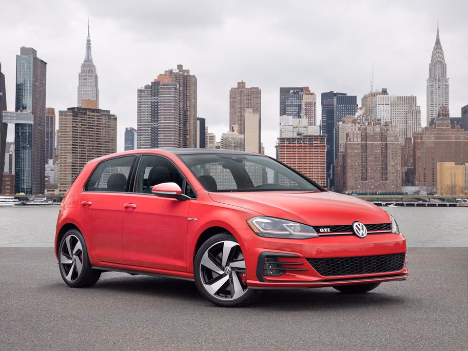 Một trong những mẫu xe hiệu suất cao khá được ưa chuộng hiện nay đó là Volkswagen Golf GTI. Xe được trang bị động cơ tăng áp 2,0 lít có công suất 220 mã lực, mô-men xoắn cực đại 350 Nm đi kèm cùng hộp số sàn 6 cấp. Golf GTI Autobahn giá 35.070 USD được trang bị nhiều nâng cấp đặc biệt, trong khi bản tiêu chuẩn chỉ có giá 26.415 USD.