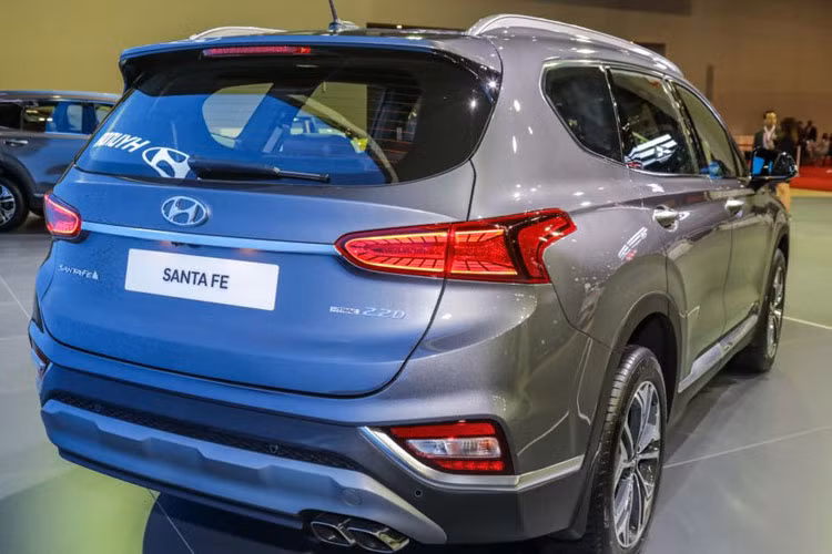 Đuôi xe có đèn hậu được tạo hình chữ C với hiệu ứng 3D đẹp mắt. Tương tự phía trước, đèn sương mù phía sau cũng được bố trí thấp hơn. Cản va sau cũng được thiết kế lại hầm hố hơn. Ống xả kép hình thang không có sự khác biệt so với đời cũ.