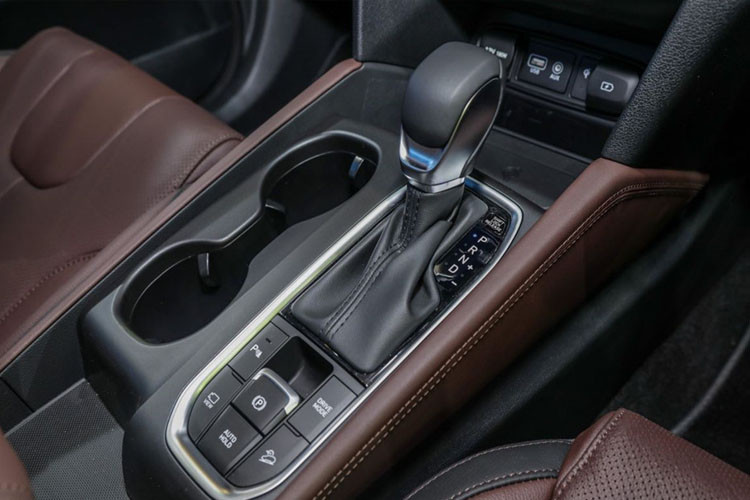 Phiên bản động cơ xăng sẽ đi kèm hộp số tự động 6 cấp và hệ dẫn động cầu trước, trong khi đó, bản diesel được trang bị hộp số tự động 8 cấp và hệ dẫn động bốn bánh.