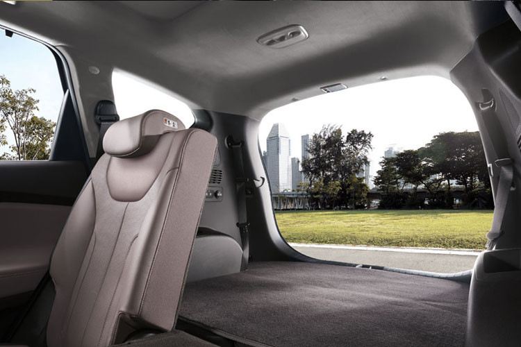 Hyundai Santa Fe 2019 có không gian bên trong rộng hơn và khoảng để chân ở hàng ghế thứ hai tăng thêm 38 mm. Hàng ghế thứ hai của Santa Fe 2019 có thể gập theo tỷ lệ 60:40 thông qua nút bấm hoặc chỉnh cơ, có thể trượt về phía trước hoặc sau. Hàng ghế thứ ba cũng có thể gập lại để tạo thêm nhiều không gian cho khoang hàng hóa.
