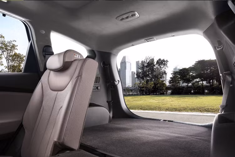 Hyundai Santa Fe 2019 có không gian bên trong rộng hơn và khoảng để chân ở hàng ghế thứ hai tăng thêm 38 mm. Hàng ghế thứ hai của Santa Fe 2019 có thể gập theo tỷ lệ 60:40 thông qua nút bấm hoặc chỉnh cơ, có thể trượt về phía trước hoặc sau. Hàng ghế thứ ba cũng có thể gập lại để tạo thêm nhiều không gian cho khoang hàng hóa.