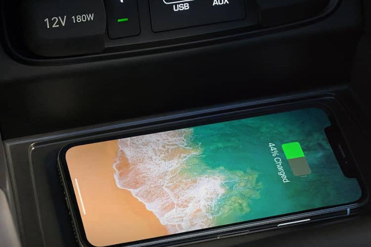 Phía dưới cùng là cụm cổng kết nối bao gồm cổng USB, sạc 12V và sạc không dây chuẩn Qi.