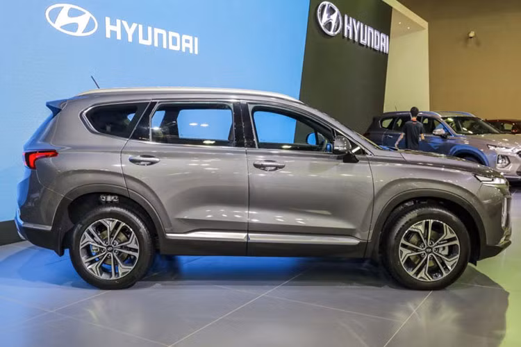 Hyundai Santa Fe 2019 có thân dài hơn 70 mm, rộng hơn 10 mm và chiều dài cơ sở tăng 65 mm so với thế hệ cũ. Cụ thể, kích thước thân xe với chiều dài - rộng - cao tương ứng là 4.770 - 1.890 - 1.680 (mm), chiều dài cơ sở 2.765 mm.