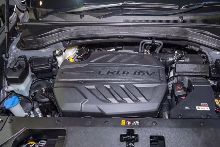 Hyundai Santa Fe 2019 có hai phiên bản động cơ xăng và diesel. Theo đó, động cơ xăng Theta II Mpi 4 xy-lanh 2.4L cho công suất 170 mã lực và mô-men xoắn cực đại 225 Nm. Động cơ diesel 2.2 R CRDi sản sinh công suất 191 mã lực và mô-men xoắn 440 Nm.