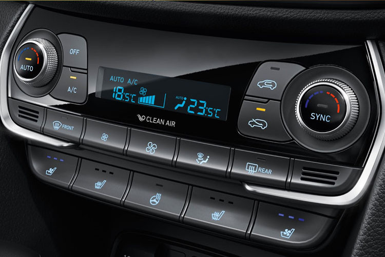 Bên trong khoang cabin gây thu hút với màn hình thông tin giải trí 7 inch được bố trí ở trên cùng, ở giữa là các khe thông gió và các nút bấm điều khiển.