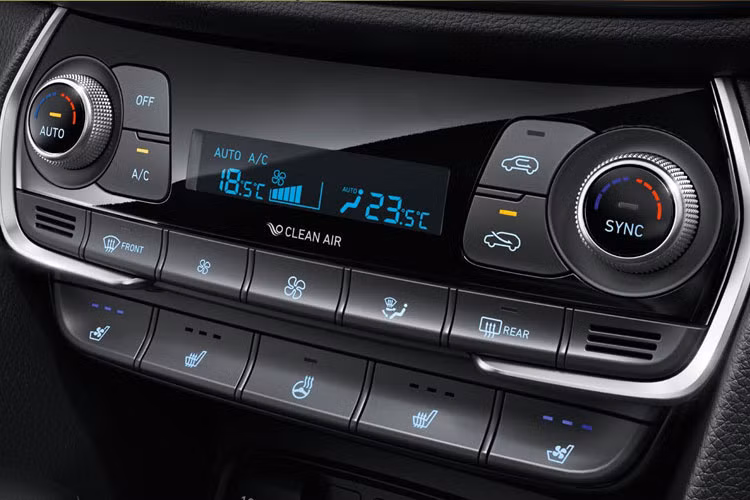 Bên trong khoang cabin gây thu hút với màn hình thông tin giải trí 7 inch được bố trí ở trên cùng, ở giữa là các khe thông gió và các nút bấm điều khiển.